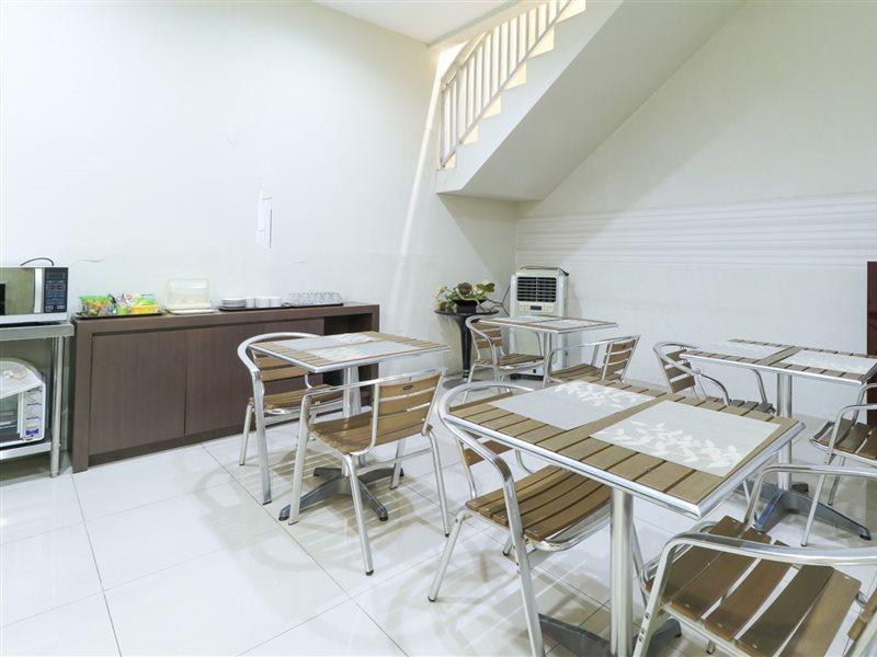Home Guesthouse Surabaya Exterior photo