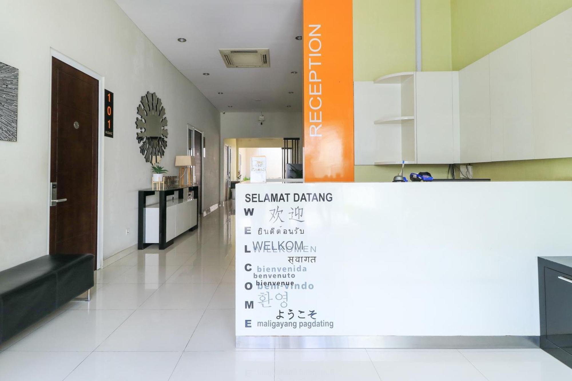 Home Guesthouse Surabaya Exterior photo