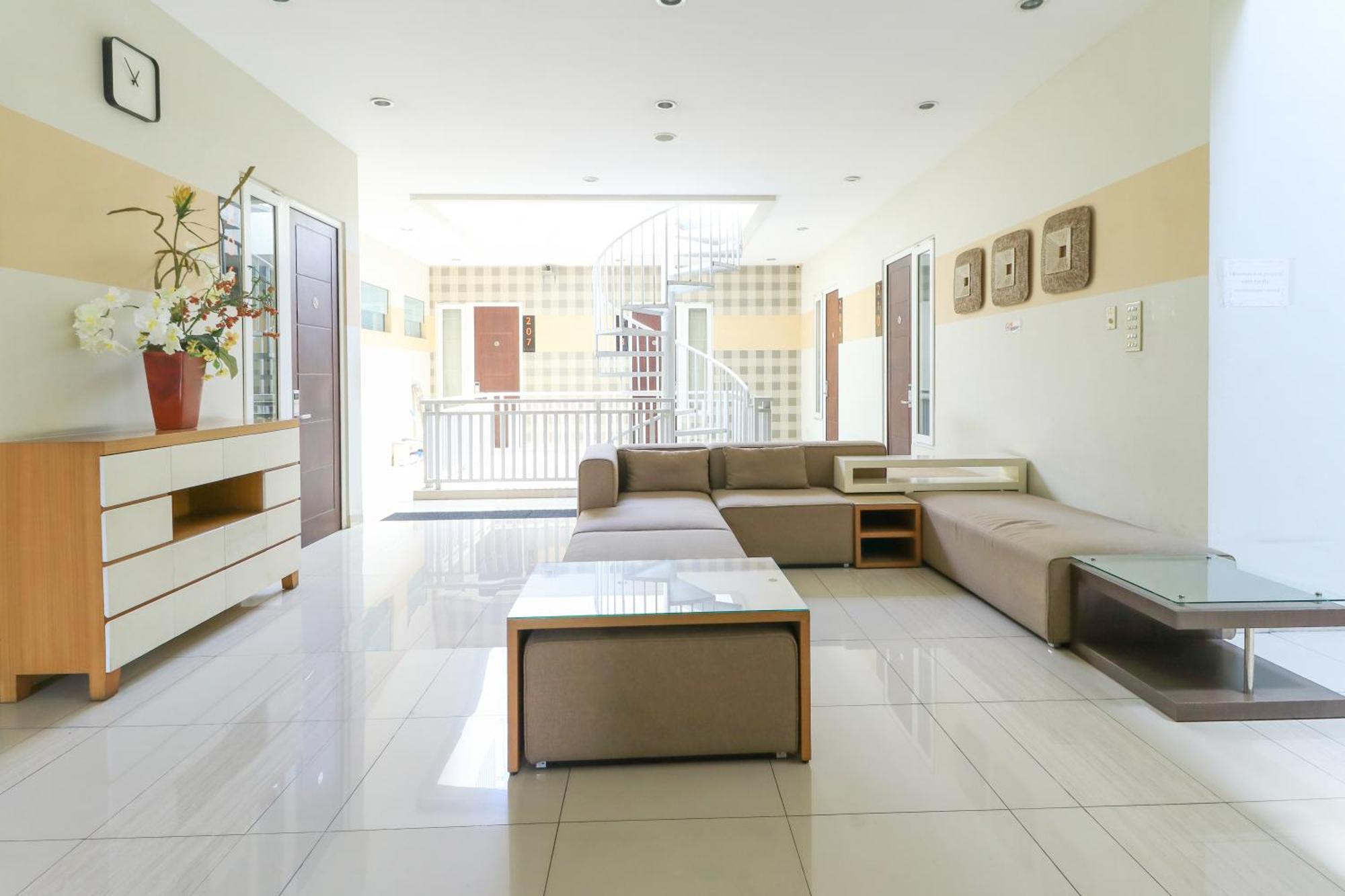 Home Guesthouse Surabaya Exterior photo