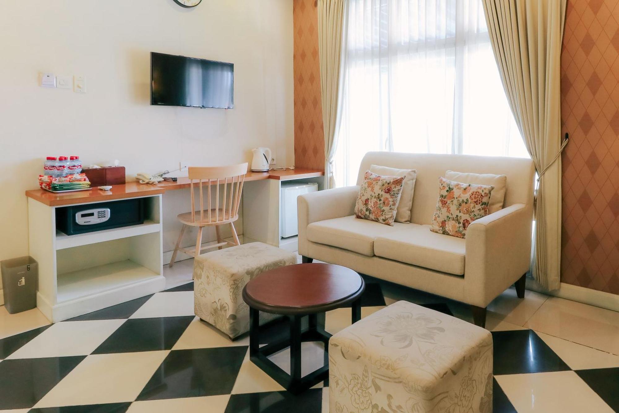 Home Guesthouse Surabaya Exterior photo