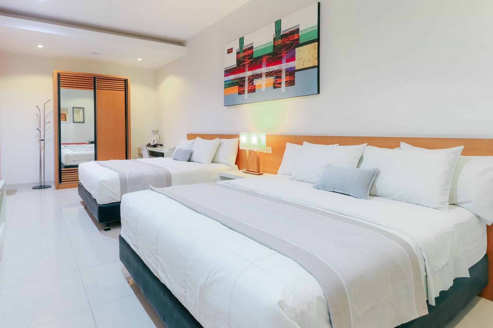 Home Guesthouse Surabaya Exterior photo